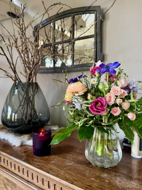 Liebevoll dekorierter Praxisbereich mit Blumen und ruhiger Atmosphäre