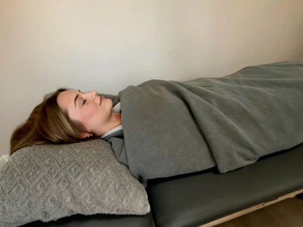 Entspannte Patientin während einer physiotherapeutischen Behandlung in ruhiger Praxis