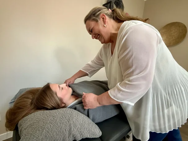 Vorbereitung einer physiotherapeutischen Behandlung mit wärmender Abdeckung in ruhiger Praxis