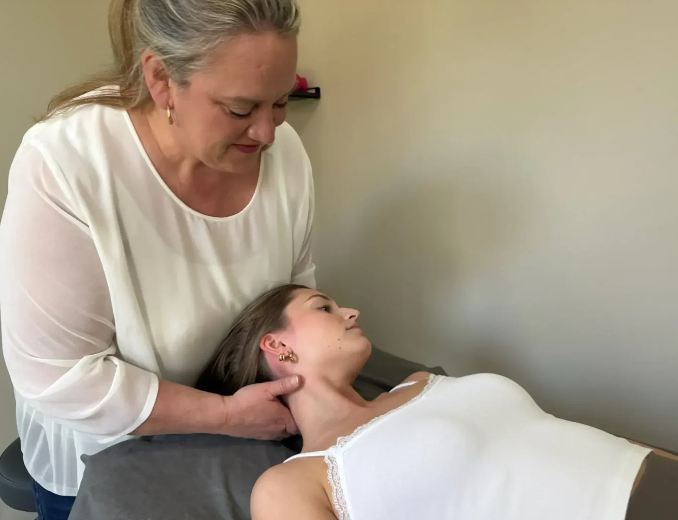 Physiotherapeutische Behandlung im Nackenbereich in ruhiger Praxis in Bakum