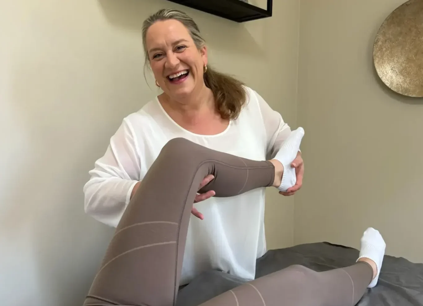 Physiotherapeutin bei einer individuellen Behandlung des Beins in ihrer Praxis in Bakum